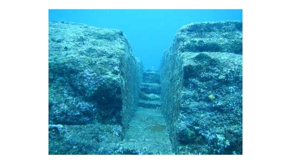 Yonaguni : Complexe sous marins ?